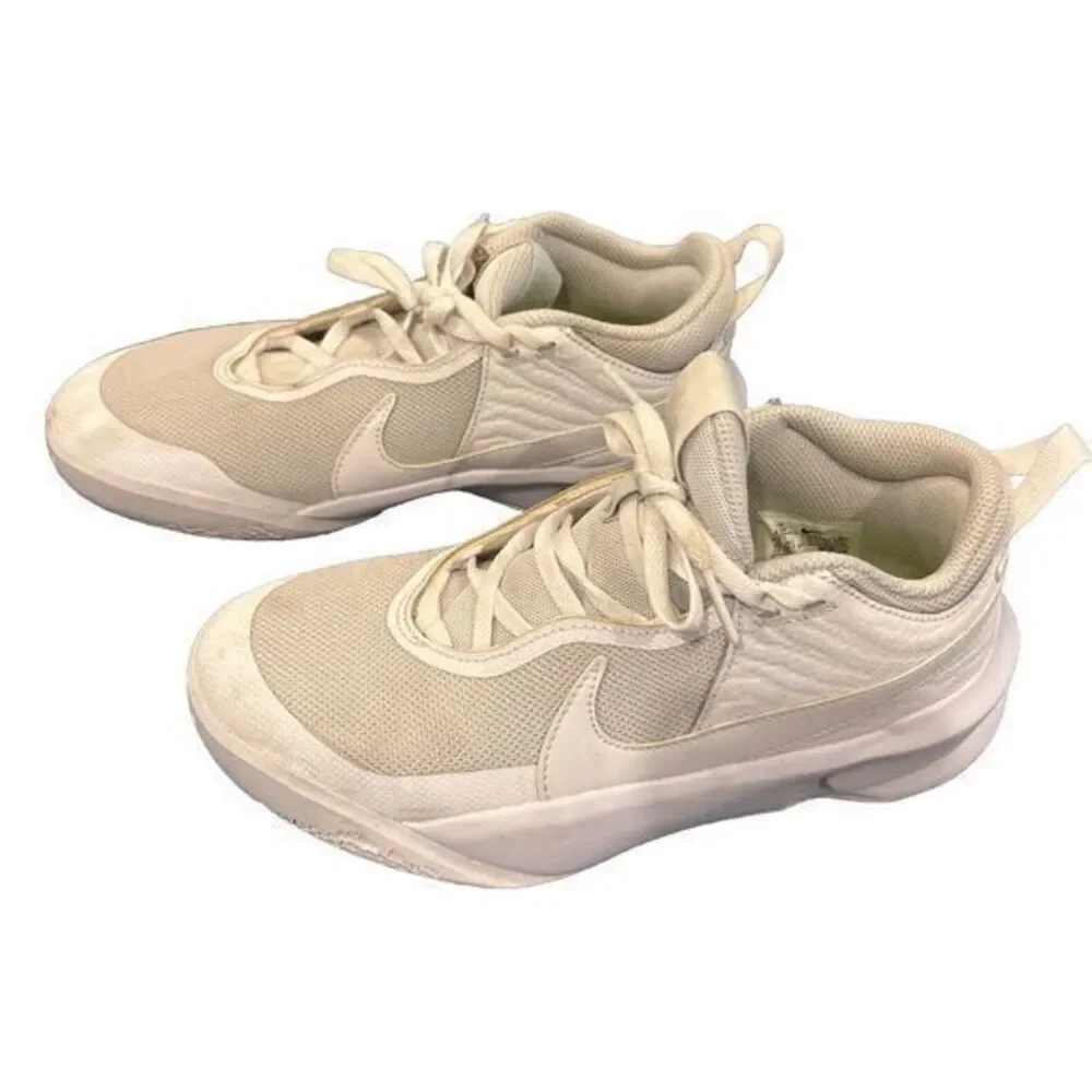 Nike Boys' Team Hustle D 10 Shoes, White/Photon Dust,‎ Size 4.5Y
